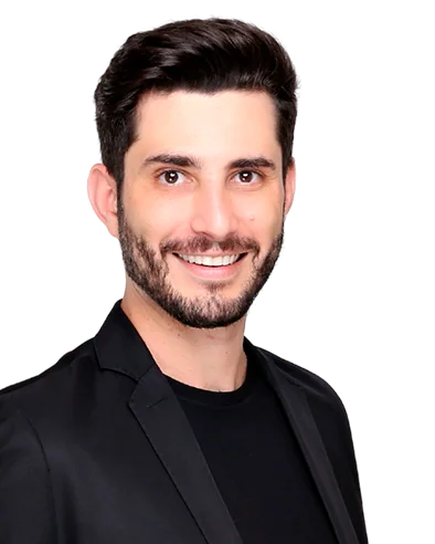Dr. Lucas Morais, de blazer preto, sorrindo