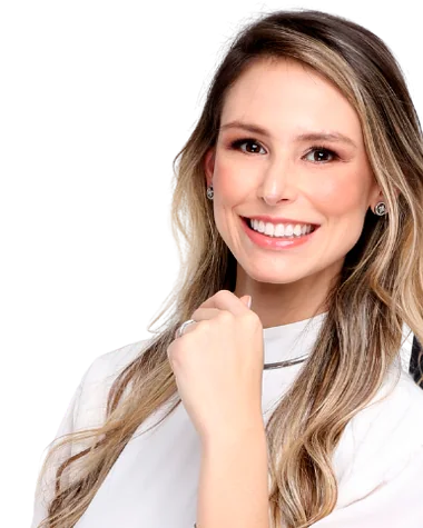 Dra. Yasmin Carvalho, de blusa branca, sorrindo